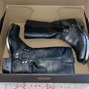 ❤️Sold❤️ Authentic Frye Harneess 12R Black Silver Metallic Oiled Leather Boot